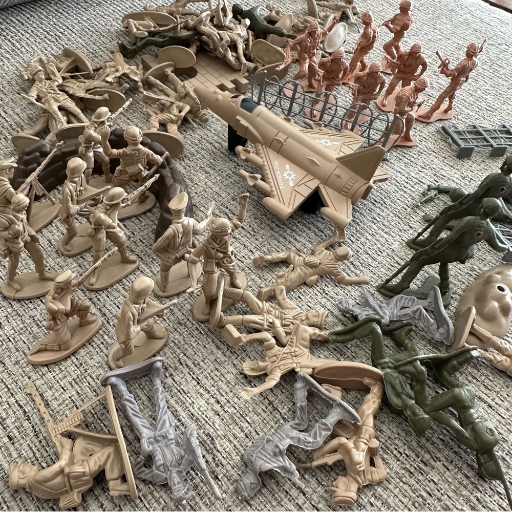 Vintage Plastic Army Men Toy Set – Soldiers, Vehicles & Accessories - Picture 1 of 3